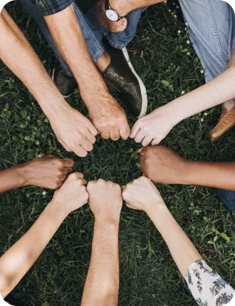 Plusieurs main formant un rond - Atelier / Activité en entreprise Cohetik